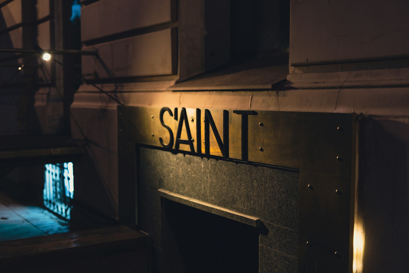 a sign that reads saint on a wall